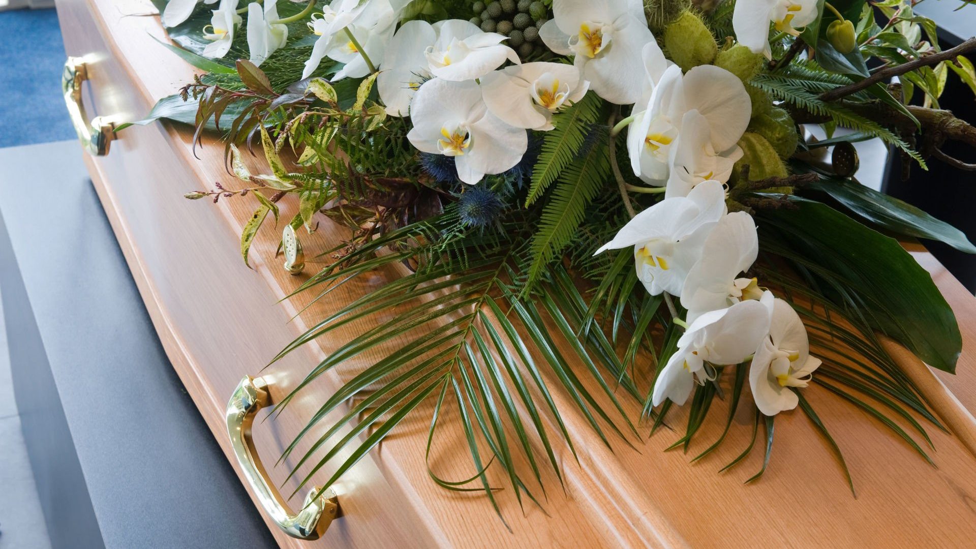 organiser des obsèques dessus de cercueil fleurs